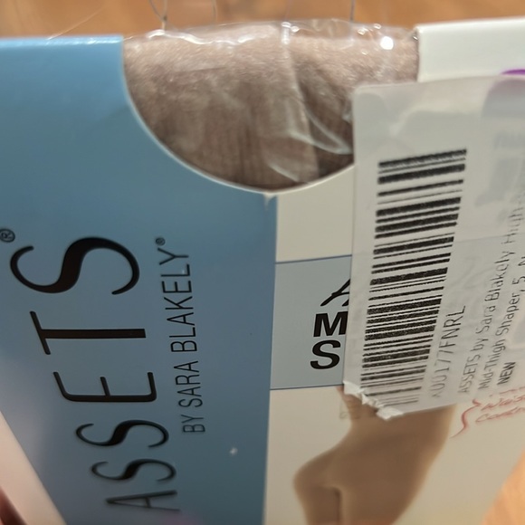 NWT Assets by Sarah Blakely Hi-Waist Mid-Thigh Nude Shaper Short - Picture 2 of 4